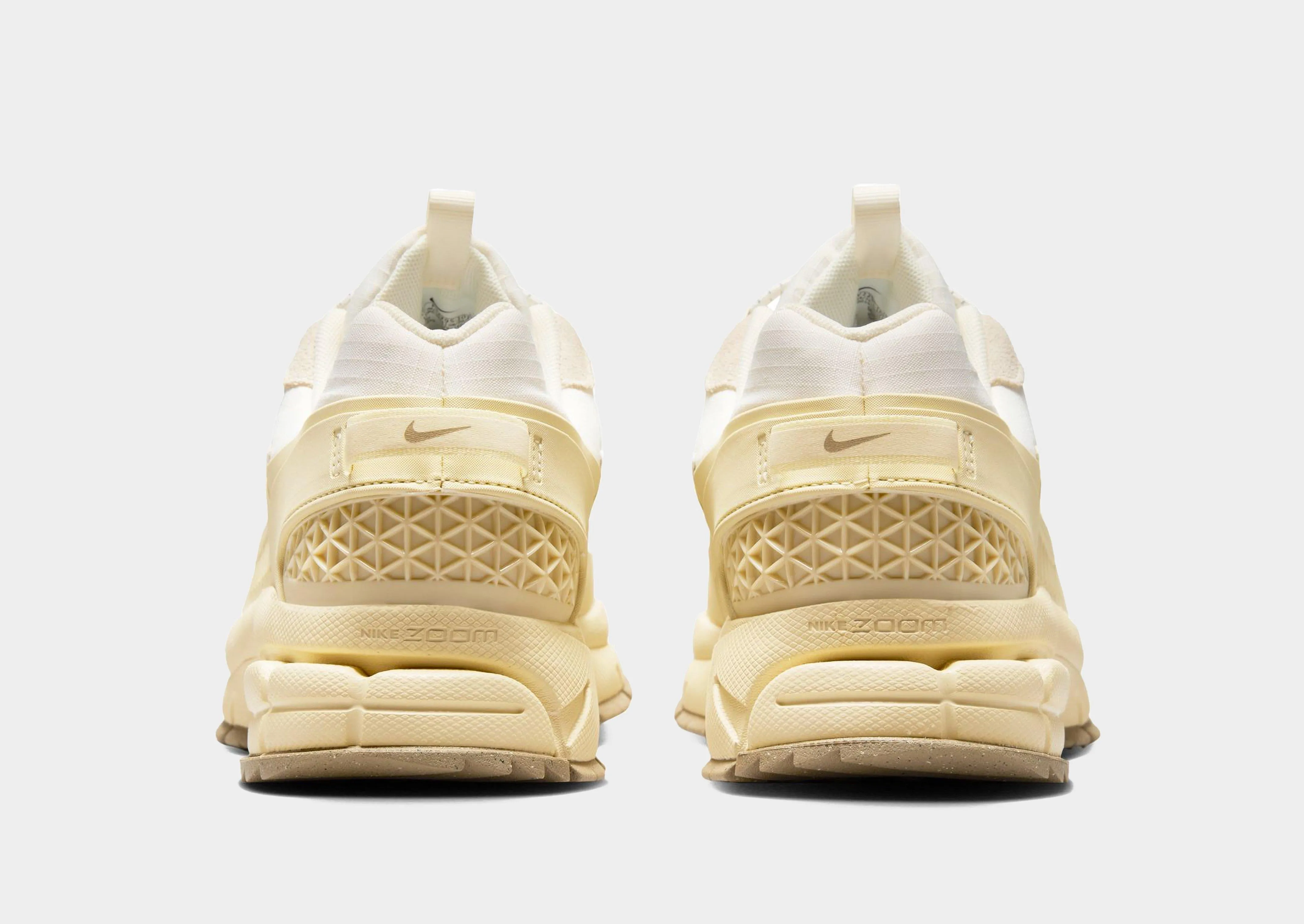 Asphalt running Zoom Vomero Roam